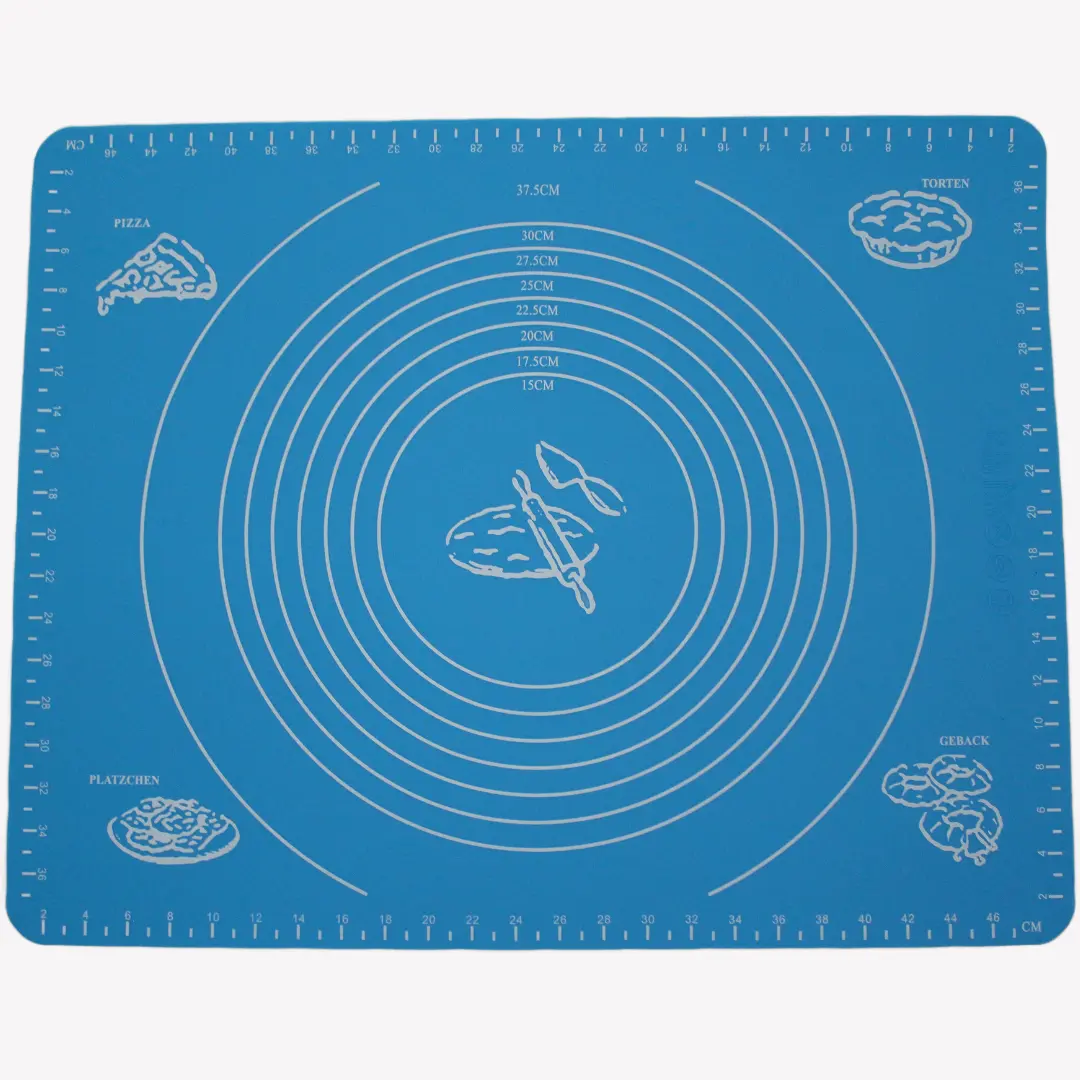bakmatta_nonstick_bla_rgba Blå bakmatta i non-stick silikon med tryckta måttskalor i centimeter runt kanterna. Mitt på mattan finns koncentriska cirklar med storleksmått från 15 cm till 37,5 cm. Runt om mattan finns illustrationer av bakverk som pizza, tårta, kakor och bröd.