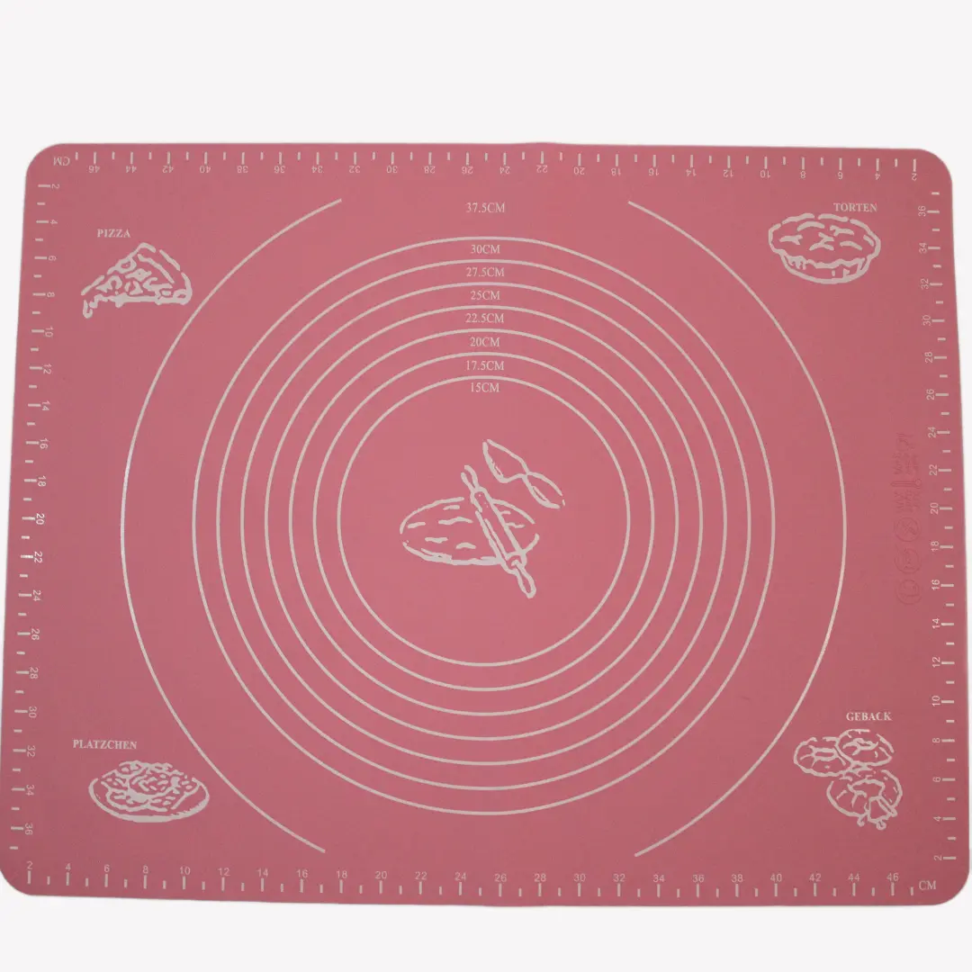 bakmatta_nonstick_rosa_rgba Rosa bakmatta i non-stick silikon med tryckta måttskalor i centimeter runt kanterna. Mitt på mattan finns koncentriska cirklar med storleksmått från 15 cm till 37,5 cm. Runt om mattan finns illustrationer av bakverk som pizza, tårta, kakor och bröd.