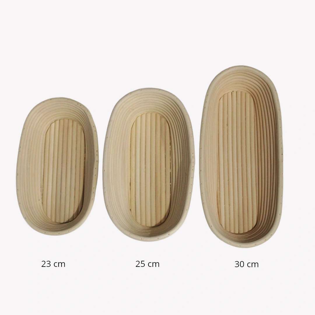 jaskorg_oval_storlekar_rgba Tre jäskorgar av rotting i oval form, uppställda bredvid varandra i olika storlekar: 23 cm, 25 cm och 30 cm. Jäskorgarna är placerade på en vit bakgrund.