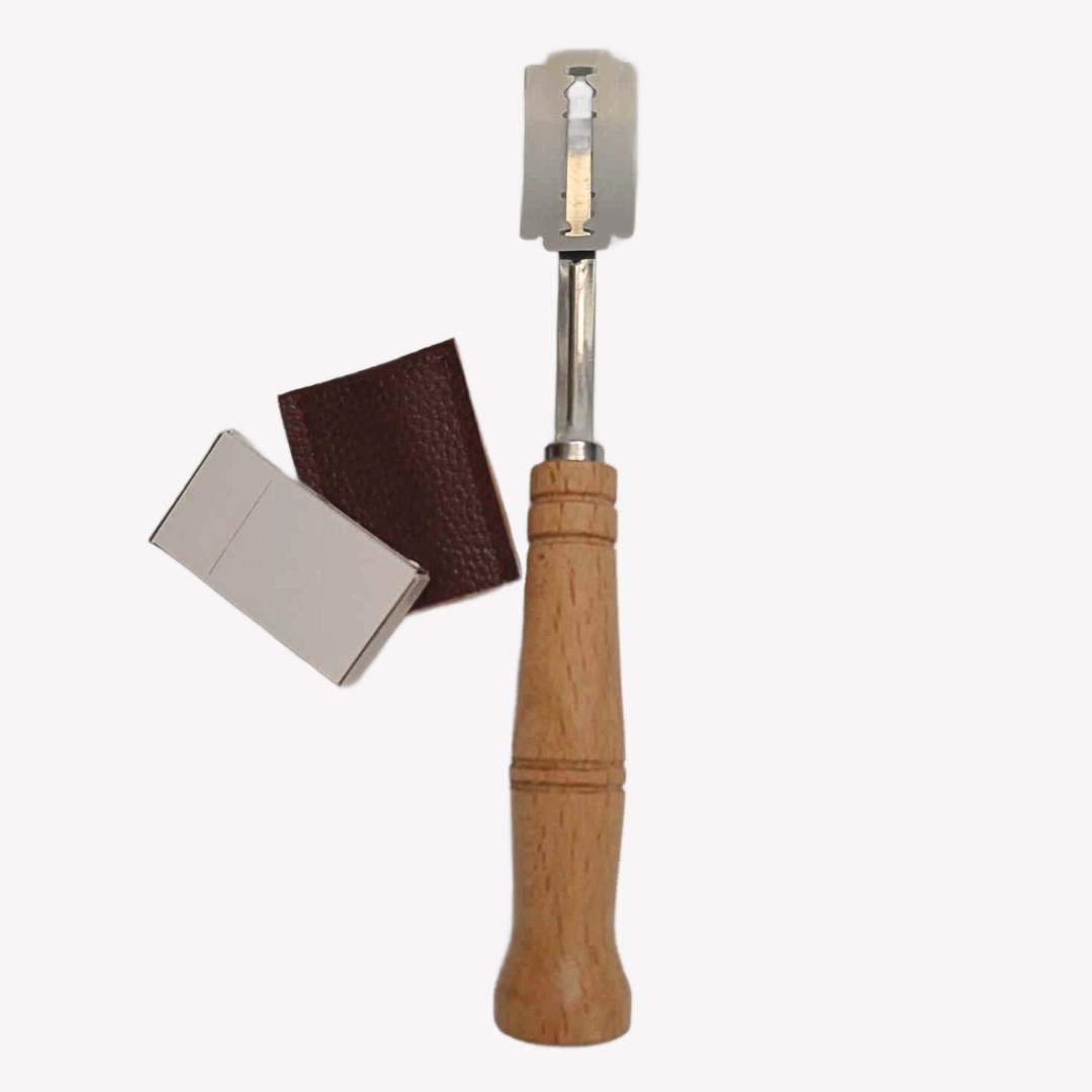 lame_wood_1_rgba En snittkniv för att snitta bröd vid bakning och matlagning med trähandtag och extra rakblad.