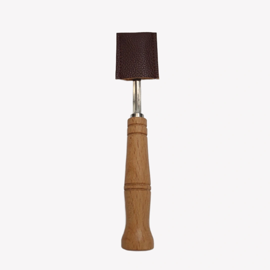 lame_wood_4_rgba En snittkniv med trähandtag och ett läderskydd på.