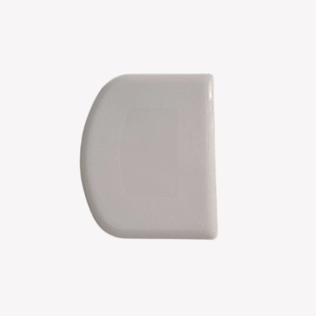 skrapa_vit_2_rgba En degskrapa i vit silikon som är böjbar och lätt skrapa, dela och forma deg med. Degskrapan ligger på en vit bakgrund.