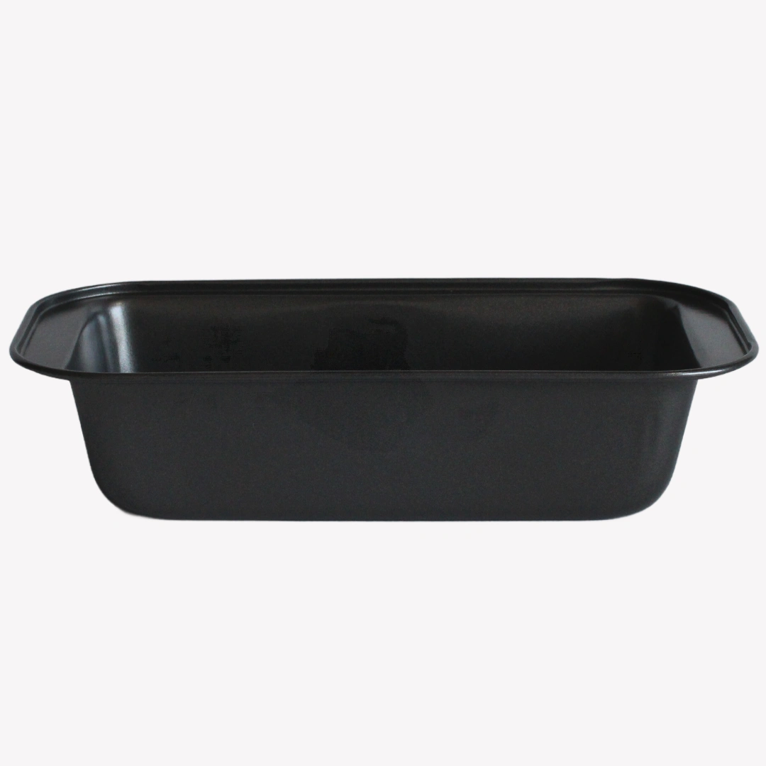 brodform_metall_25cm_2 En avlång brödform i svart metall. Formen har en kant som böjer sig lite utåt och står på en vit bakgrund.