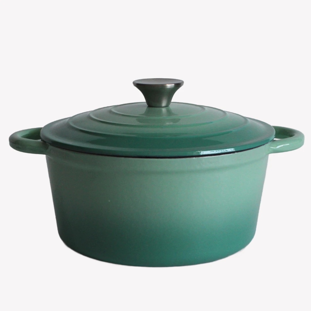Grön gjutjärnsgryta med lock. Gjutjärnsgrytan står på en vit bakgrund. Den har en blank emaljerad yta och ett lock med en silverfärgad knopp.