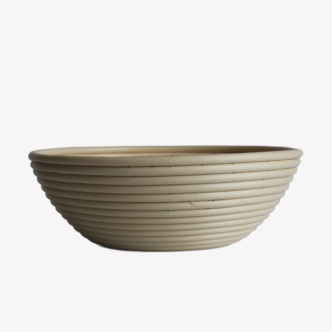 jaskorg_rund_plast_beige En rund jäskorg i beige plast med en veckad yta. Jäskorgen står på en vit bakgrund.