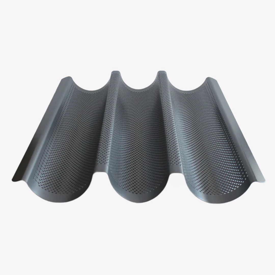 baguetteplat_3 En perforerad baguetteplåt i rostfritt stål, med tre långsmala fack för att baka tre baguetter.