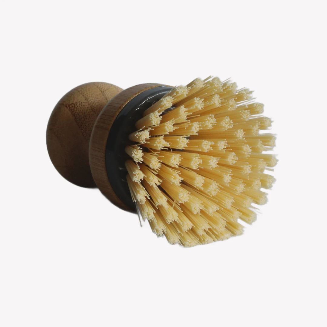 jaskorgsborste_bambu_2 Närbild på borsthuvudet på en jäskorgsborste med borstar av bambu. Borsten ligger mot en vit bakgrund.