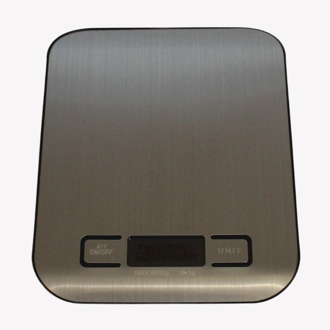 En digital köksvåg i rostfritt stål med en platt yta och knapparna "Z/T ON/OFF" och "UNIT" längst ner. Vågen ligger på en vit bakgrund.