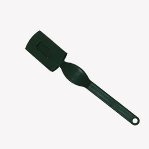 En grön snittkniv i plast med ett ergonomiskt handtag och en skyddande hylsa över bladet. Kniven ligger på en vit bakgrund.