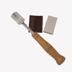 En snittkniv för att snitta bröd vid bakning och matlagning med trähandtag och extra rakblad.